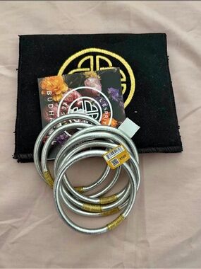 BuDhagirl Silver Bangle Set - 6 Pack
Size M